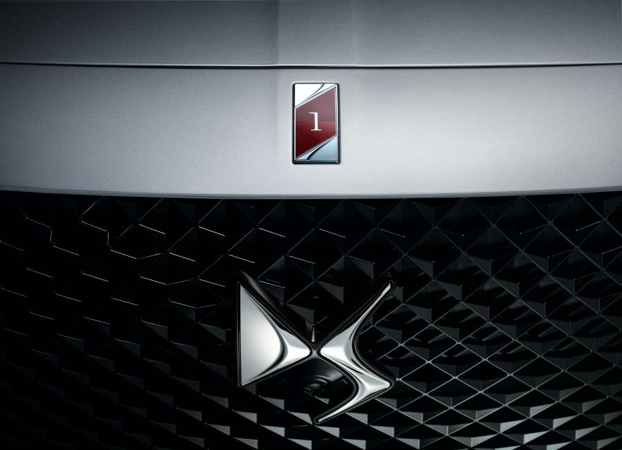 Логотип DS 7 Crossback La Premiere (X74) 2017 года  (фото 10 из 10)